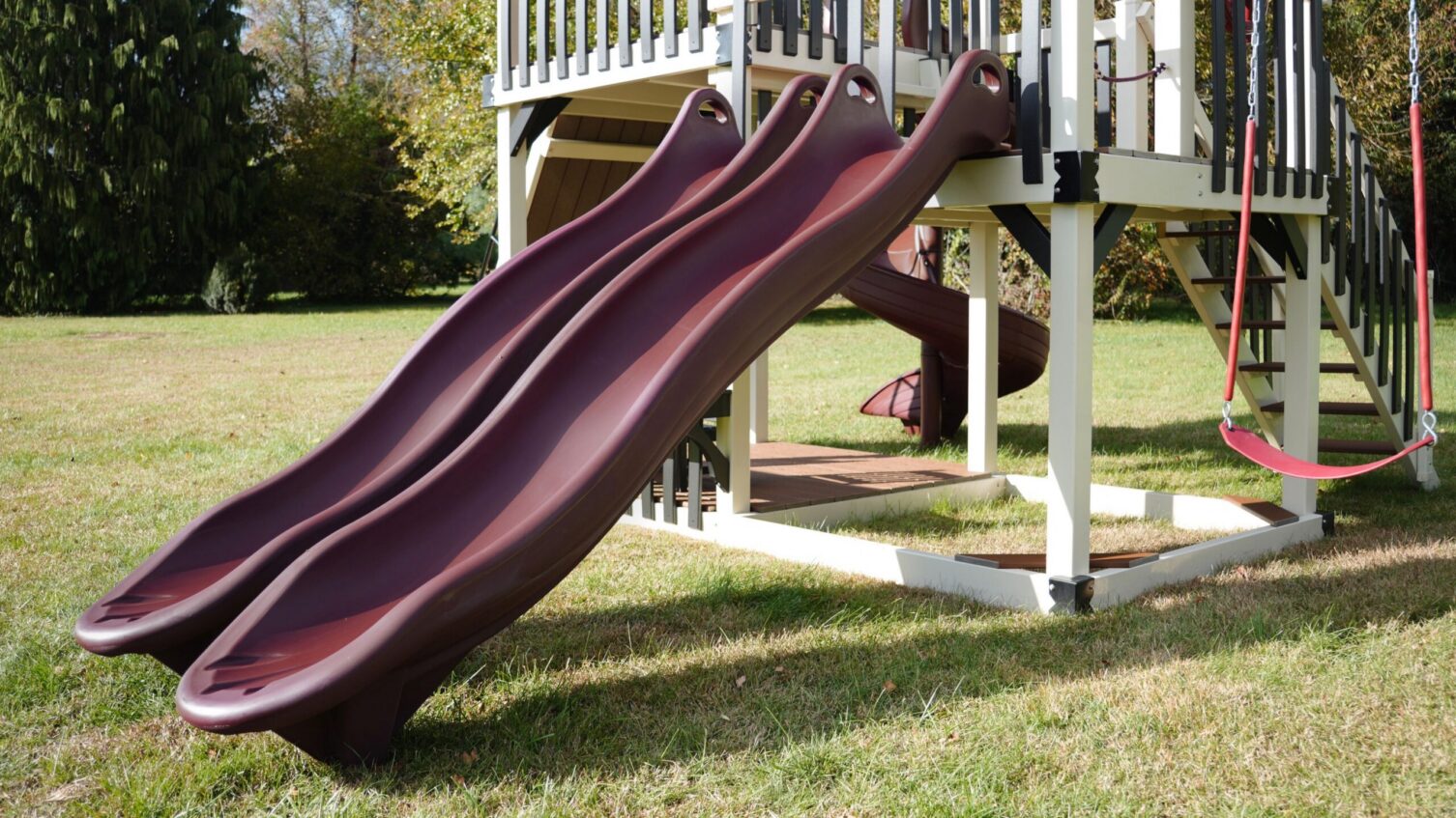 How to Choose a Backyard Playground That Is Safe for Young Children