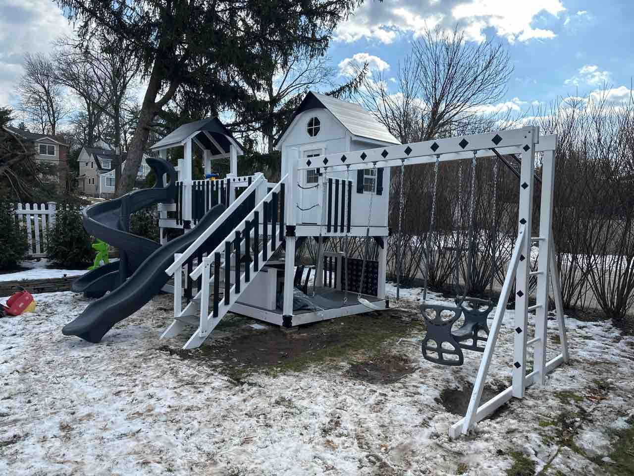 Choosing a Playset That Withstands the Elements